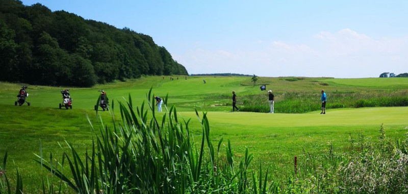 I Stensballegaard Golfklub spiller vi til Sommergreens hele året