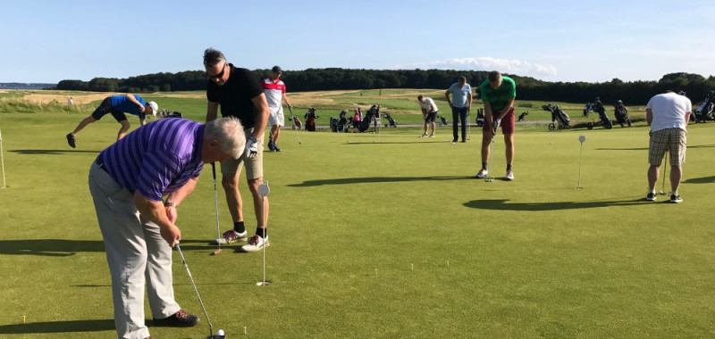 Kronikere skal mærke den gavnlige effekt af at spille golf.