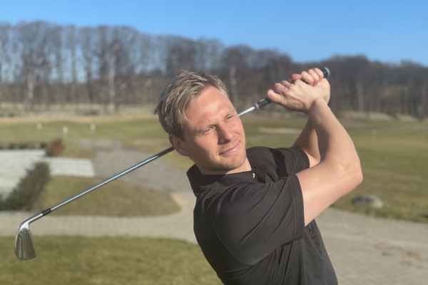 Mød den nye træner-elev i Stensballegaard Golfklub. Intropris i marts.