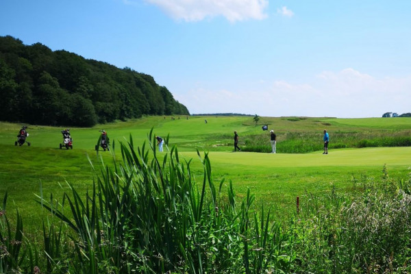I Stensballegaard Golfklub spiller vi til Sommergreens hele året